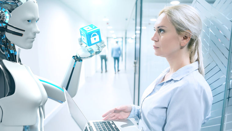 Ein-humanoider-Roboter-erklärt-sich-gegenüber -einer-Geschäftsfrau-die-einen-Laptop-in-der-Hand-hält-und-den-roboter-direkt-ansieht